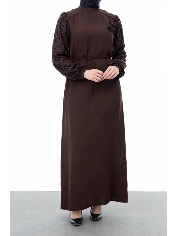 GARNİ KUMAŞLI BROŞLU ELBİSE - KAHVE