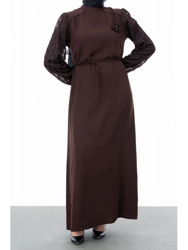 GARNİ KUMAŞLI BROŞLU ELBİSE - KAHVE