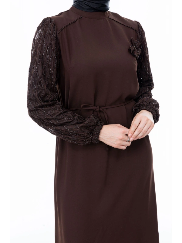 GARNİ KUMAŞLI BROŞLU ELBİSE - KAHVE