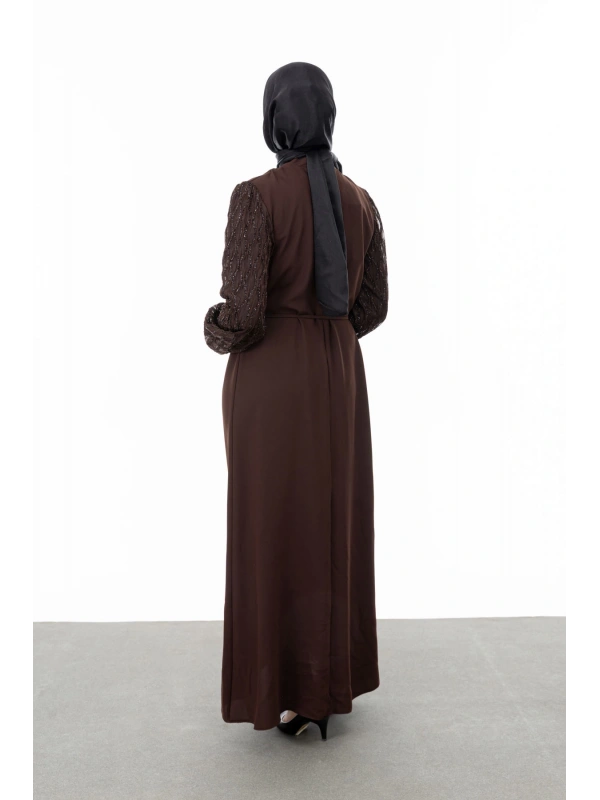 GARNİ KUMAŞLI BROŞLU ELBİSE - KAHVE