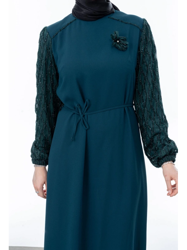 GARNİ KUMAŞLI BROŞLU ELBİSE - ZÜMRÜT