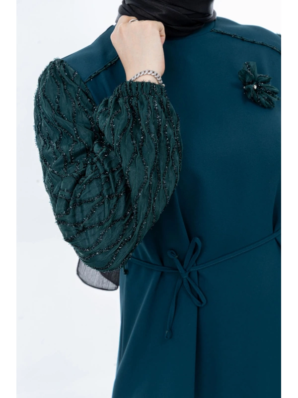 GARNİ KUMAŞLI BROŞLU ELBİSE - ZÜMRÜT