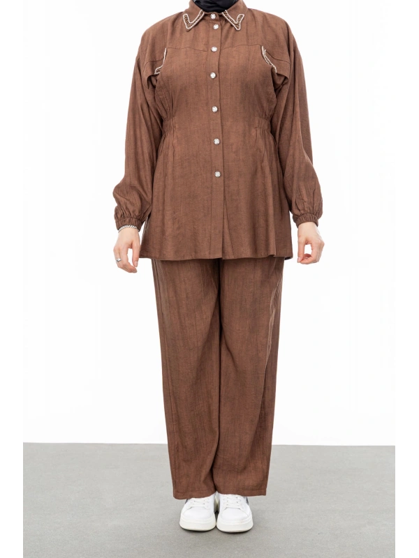YAKASI VE ALLERİ TAŞLI PANTOLON TAKIM - KAHVE