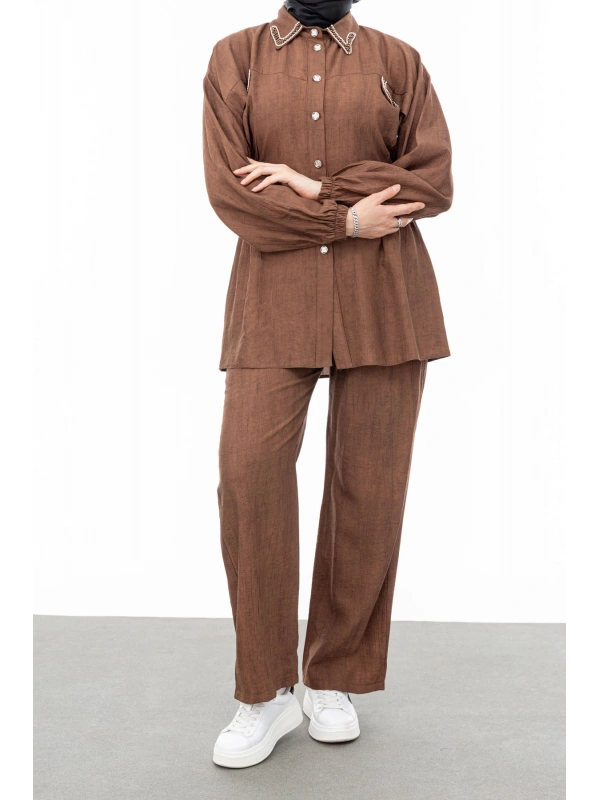 YAKASI VE ALLERİ TAŞLI PANTOLON TAKIM - KAHVE