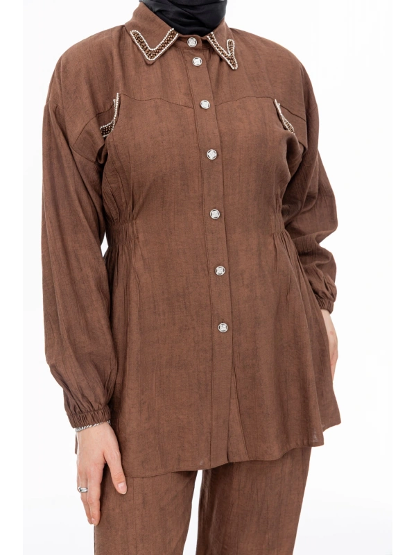 YAKASI VE ALLERİ TAŞLI PANTOLON TAKIM - KAHVE