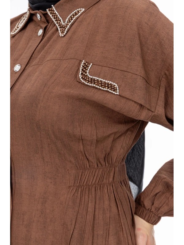 YAKASI VE ALLERİ TAŞLI PANTOLON TAKIM - KAHVE