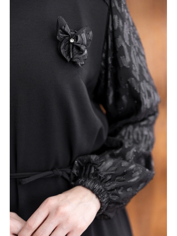 KOLLARI LEOPAR DETAYLI BROŞLU ELBİSE - SİYAH