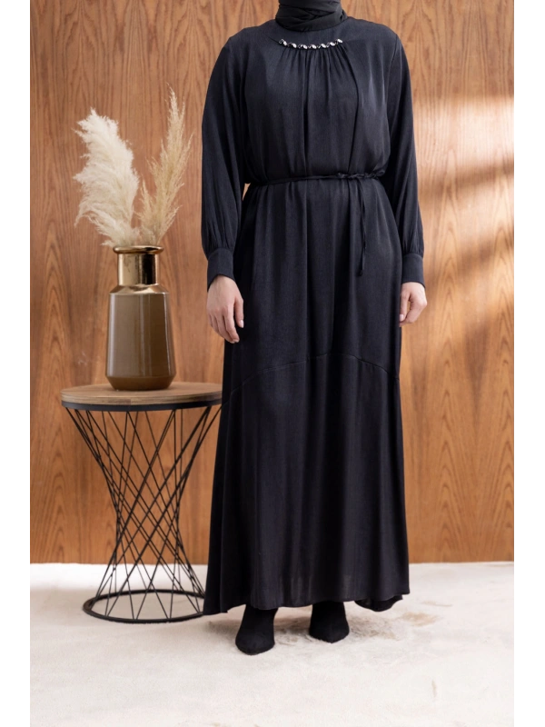 YAKASI BÜZGÜ VE TAŞ DETAYLI  ELBİSE - SİYAH