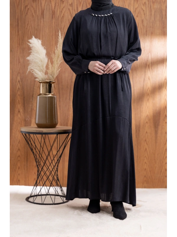 YAKASI BÜZGÜ VE TAŞ DETAYLI  ELBİSE - SİYAH