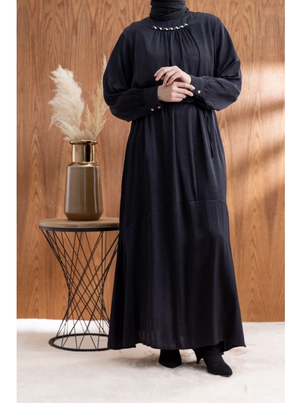 YAKASI BÜZGÜ VE TAŞ DETAYLI  ELBİSE - SİYAH