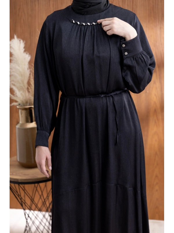 YAKASI BÜZGÜ VE TAŞ DETAYLI  ELBİSE - SİYAH