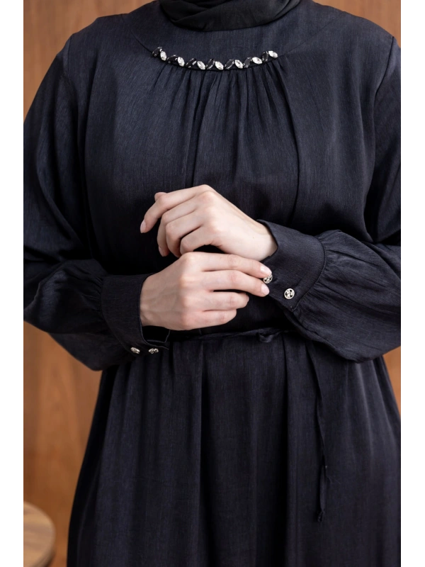 YAKASI BÜZGÜ VE TAŞ DETAYLI  ELBİSE - SİYAH