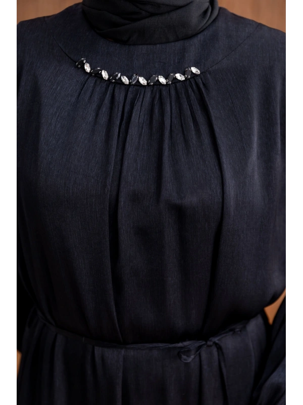 YAKASI BÜZGÜ VE TAŞ DETAYLI  ELBİSE - SİYAH