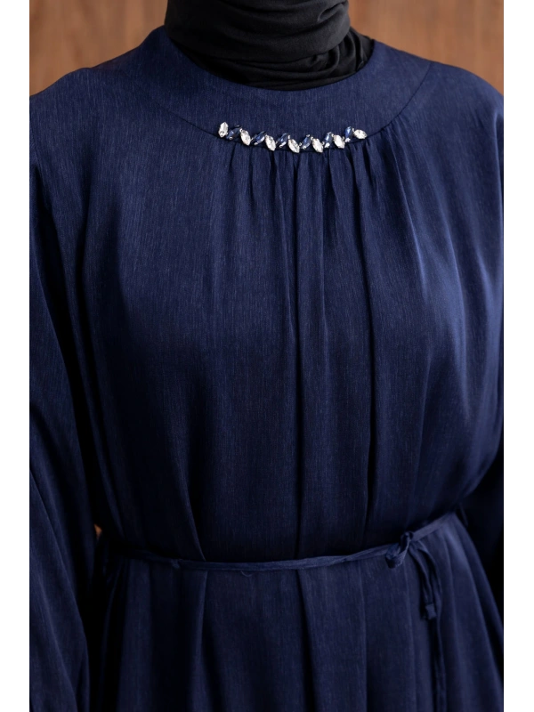 YAKASI BÜZGÜ VE TAŞ DETAYLI  ELBİSE - LACİVERT