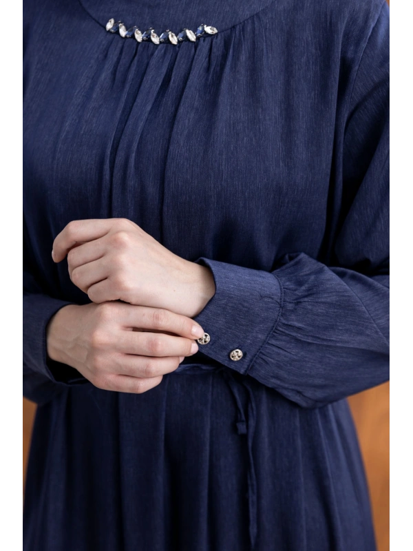 YAKASI BÜZGÜ VE TAŞ DETAYLI  ELBİSE - LACİVERT