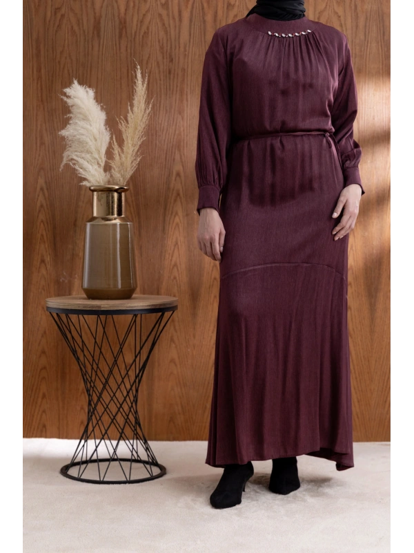 YAKASI BÜZGÜ VE TAŞ DETAYLI  ELBİSE - BORDO