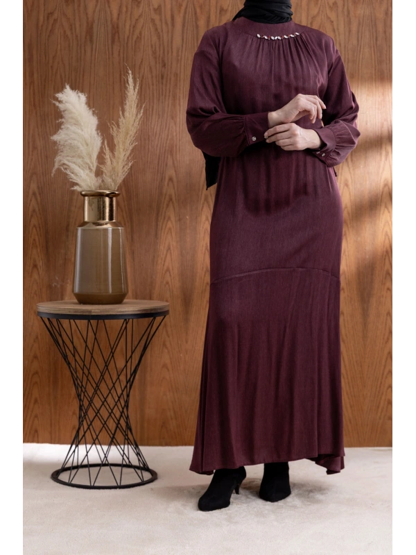 YAKASI BÜZGÜ VE TAŞ DETAYLI  ELBİSE - BORDO