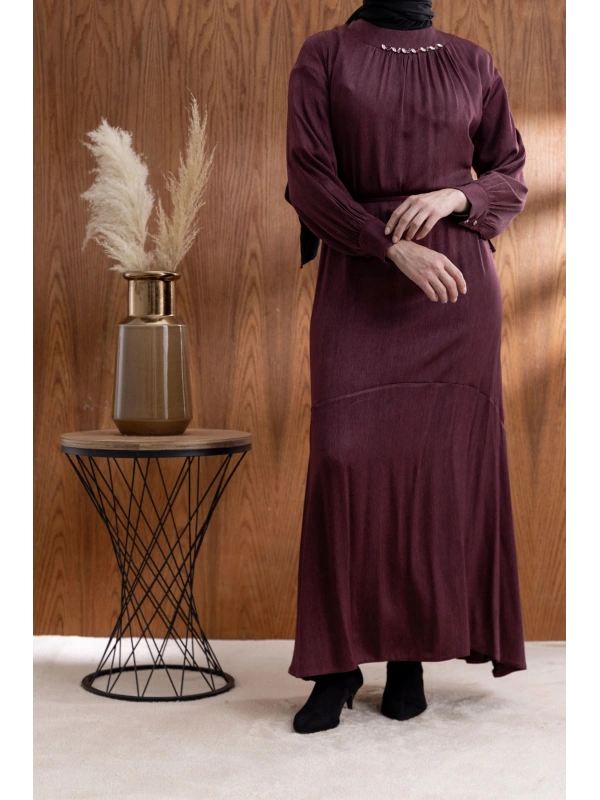 YAKASI BÜZGÜ VE TAŞ DETAYLI  ELBİSE - BORDO