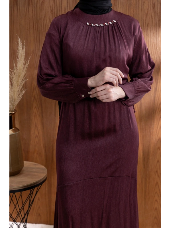 YAKASI BÜZGÜ VE TAŞ DETAYLI  ELBİSE - BORDO