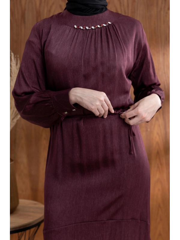 YAKASI BÜZGÜ VE TAŞ DETAYLI  ELBİSE - BORDO