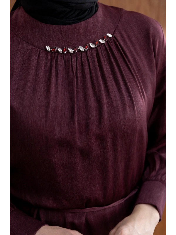 YAKASI BÜZGÜ VE TAŞ DETAYLI  ELBİSE - BORDO