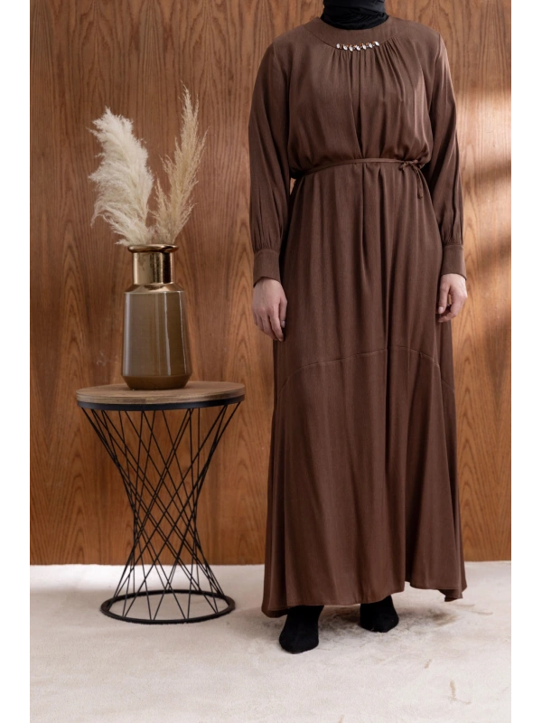 YAKASI BÜZGÜ VE TAŞ DETAYLI  ELBİSE - KAHVE
