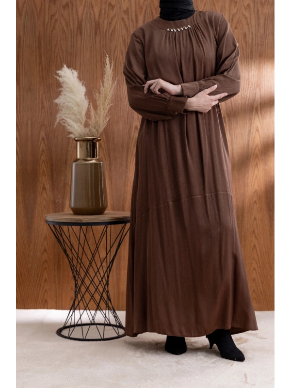 YAKASI BÜZGÜ VE TAŞ DETAYLI  ELBİSE - KAHVE