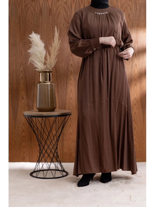 YAKASI BÜZGÜ VE TAŞ DETAYLI  ELBİSE - KAHVE
