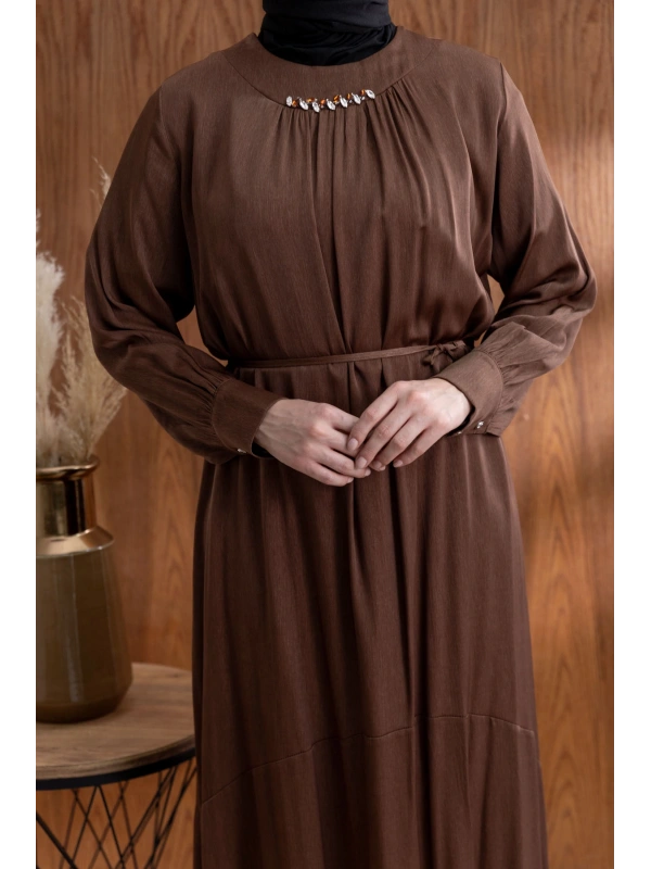 YAKASI BÜZGÜ VE TAŞ DETAYLI  ELBİSE - KAHVE