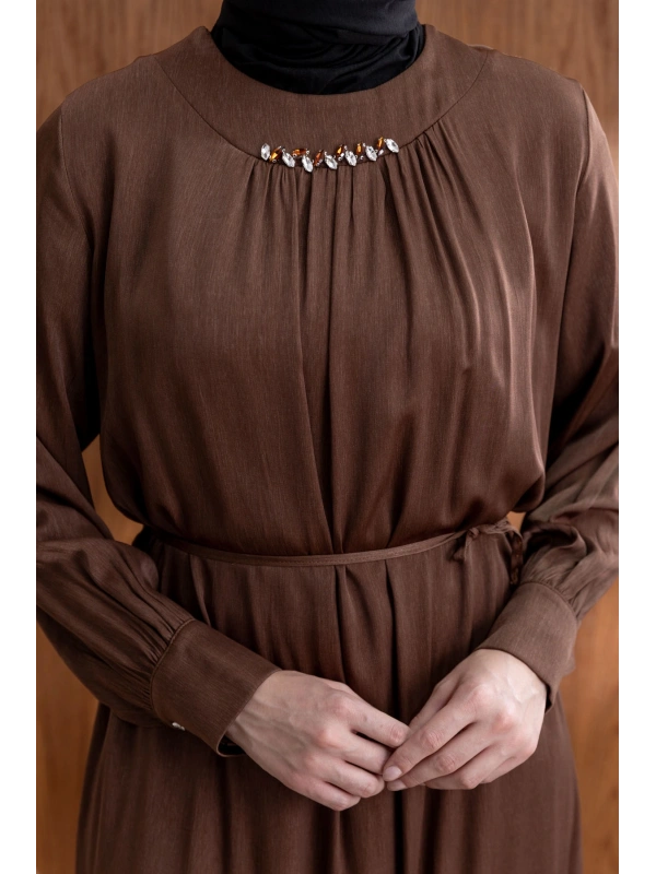 YAKASI BÜZGÜ VE TAŞ DETAYLI  ELBİSE - KAHVE