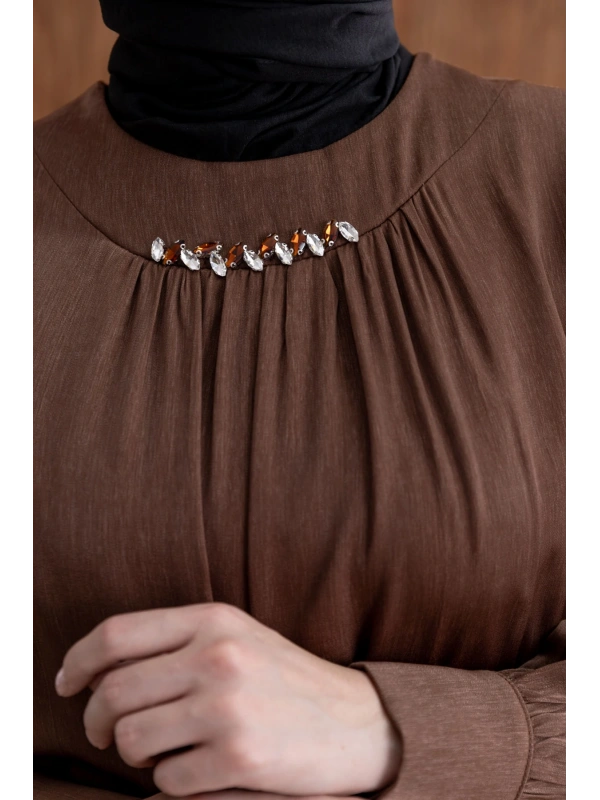 YAKASI BÜZGÜ VE TAŞ DETAYLI  ELBİSE - KAHVE