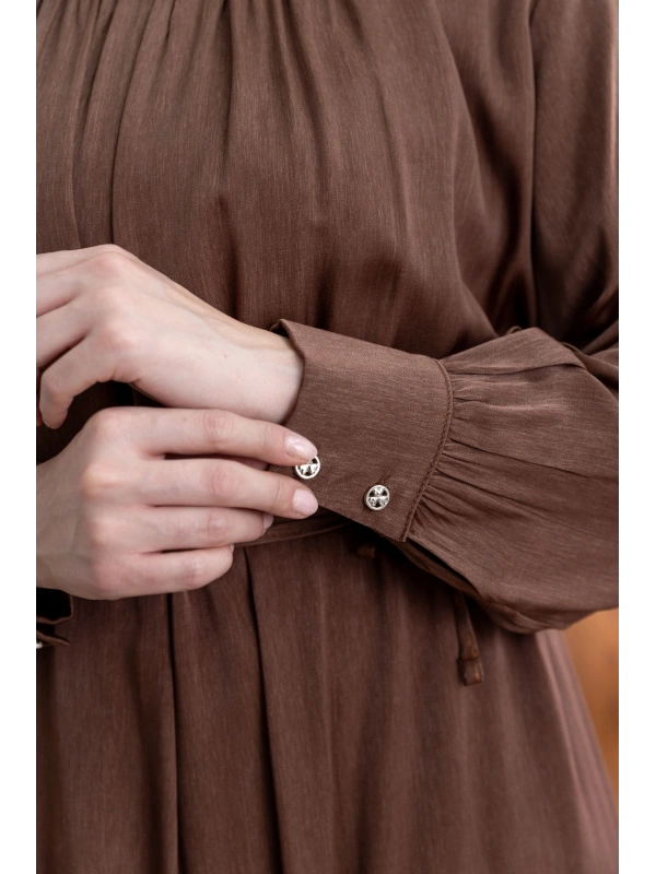 YAKASI BÜZGÜ VE TAŞ DETAYLI  ELBİSE - KAHVE