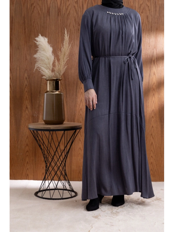 YAKASI BÜZGÜ VE TAŞ DETAYLI  ELBİSE - GRİ