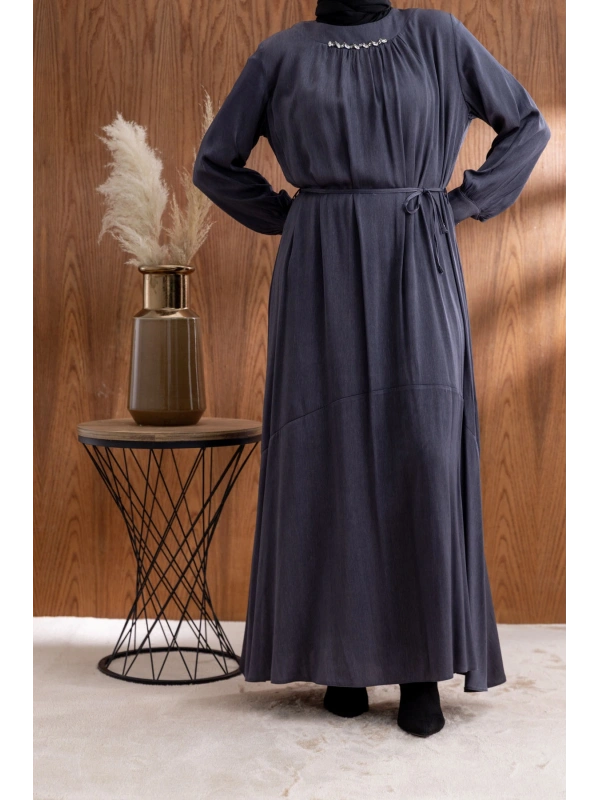 YAKASI BÜZGÜ VE TAŞ DETAYLI  ELBİSE - GRİ