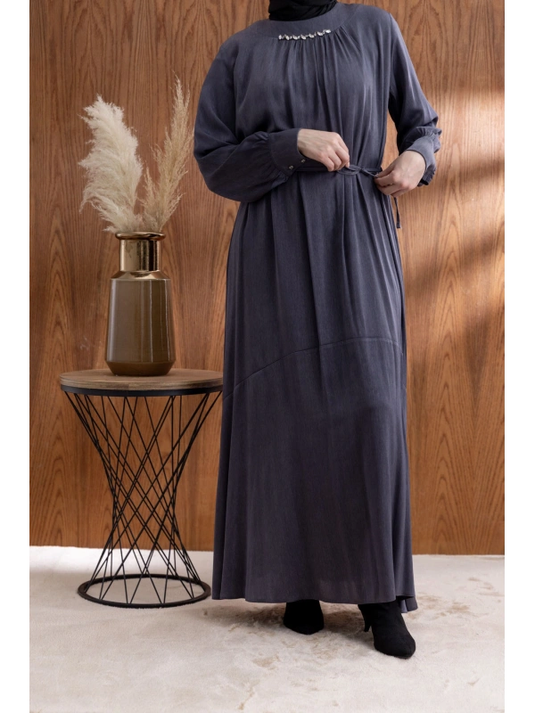 YAKASI BÜZGÜ VE TAŞ DETAYLI  ELBİSE - GRİ