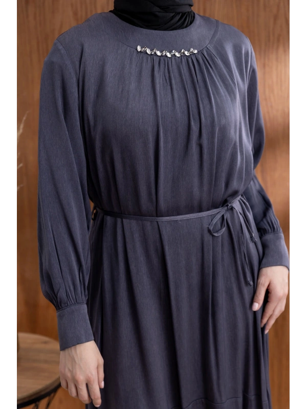 YAKASI BÜZGÜ VE TAŞ DETAYLI  ELBİSE - GRİ