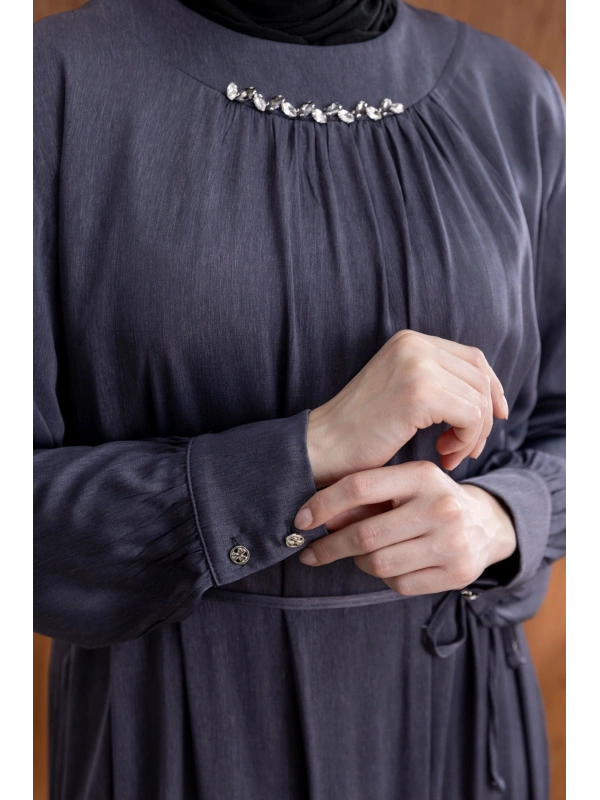 YAKASI BÜZGÜ VE TAŞ DETAYLI  ELBİSE - GRİ