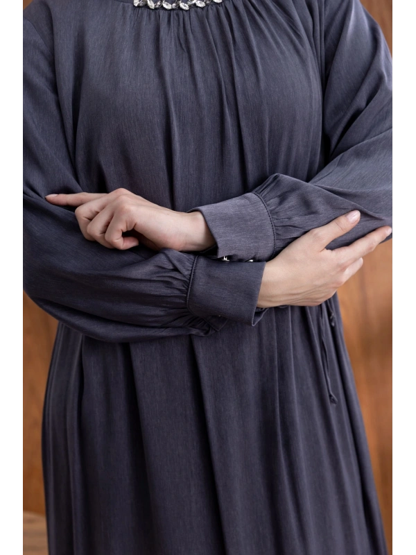 YAKASI BÜZGÜ VE TAŞ DETAYLI  ELBİSE - GRİ