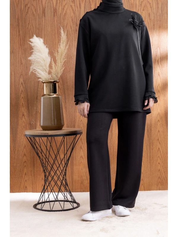 KOLU PİLİSE DETAYLI BROŞLU PANTOLONLU TAKIM - SİYAH