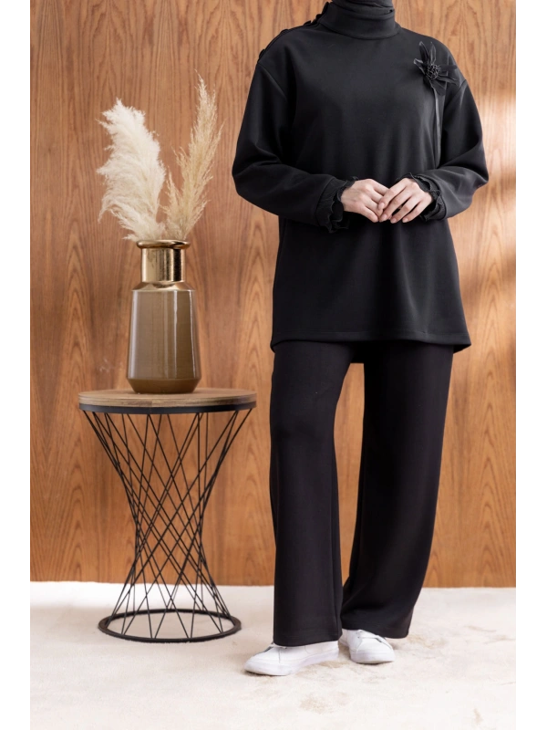 KOLU PİLİSE DETAYLI BROŞLU PANTOLONLU TAKIM - SİYAH