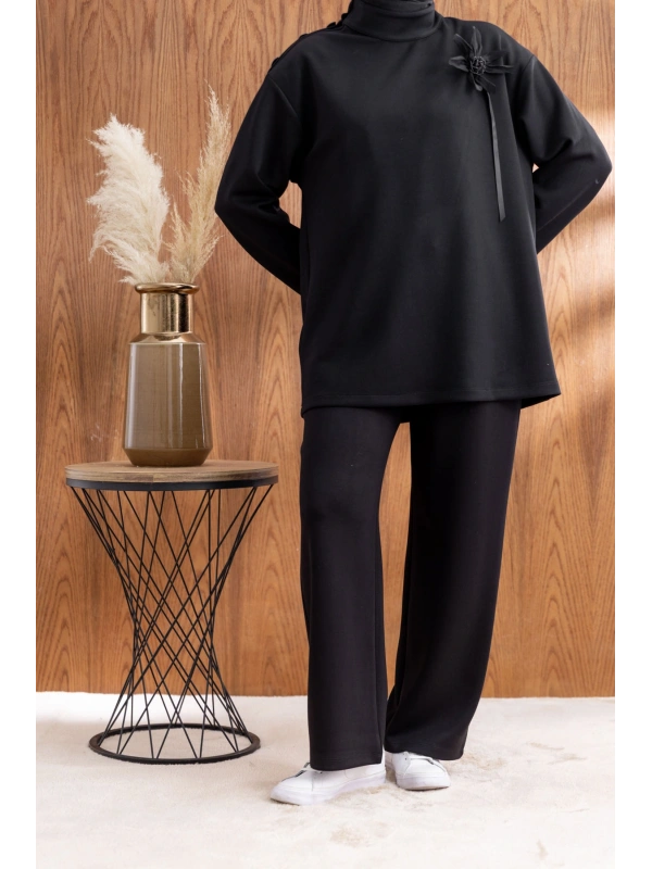 KOLU PİLİSE DETAYLI BROŞLU PANTOLONLU TAKIM - SİYAH