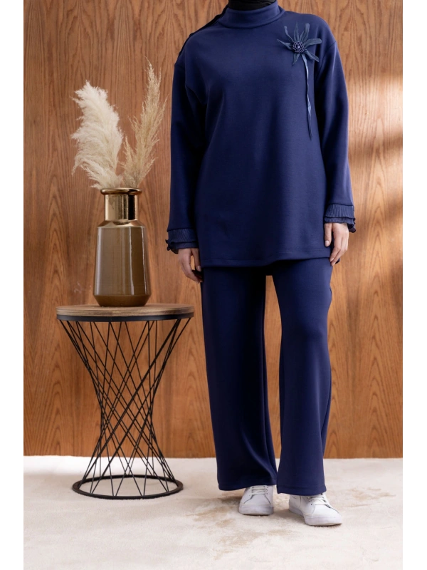 KOLU PİLİSE DETAYLI BROŞLU PANTOLONLU TAKIM - LACİVERT