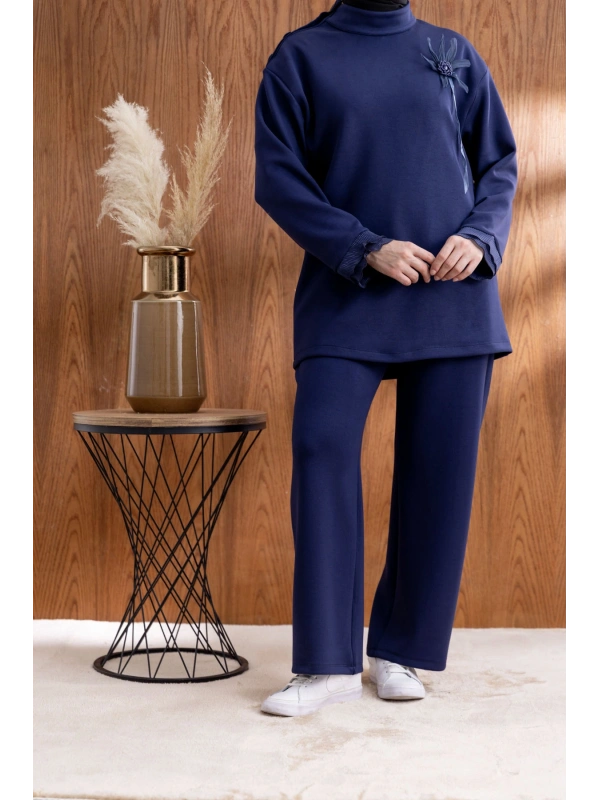 KOLU PİLİSE DETAYLI BROŞLU PANTOLONLU TAKIM - LACİVERT