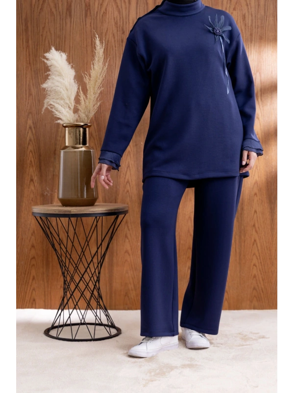 KOLU PİLİSE DETAYLI BROŞLU PANTOLONLU TAKIM - LACİVERT