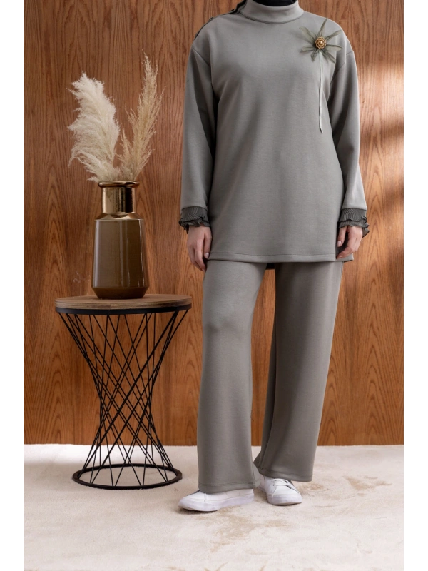 KOLU PİLİSE DETAYLI BROŞLU PANTOLONLU TAKIM - HAKİ