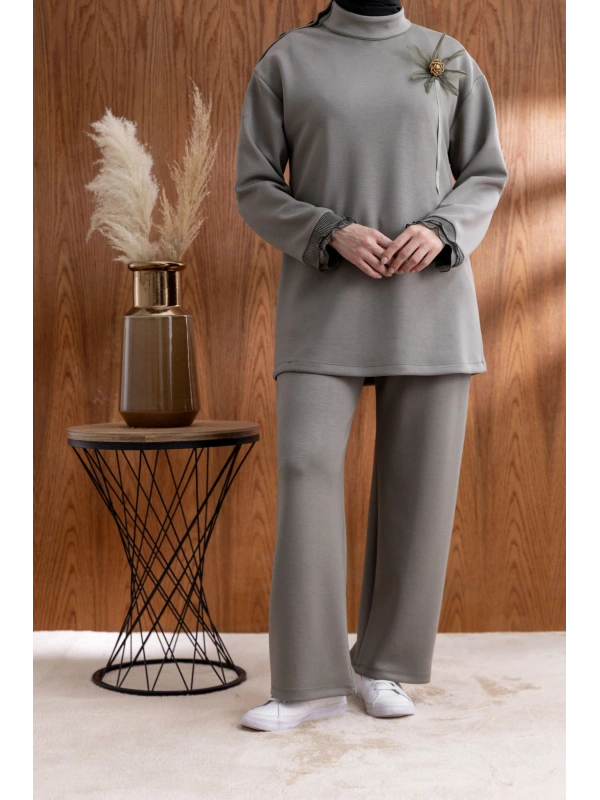 KOLU PİLİSE DETAYLI BROŞLU PANTOLONLU TAKIM - HAKİ