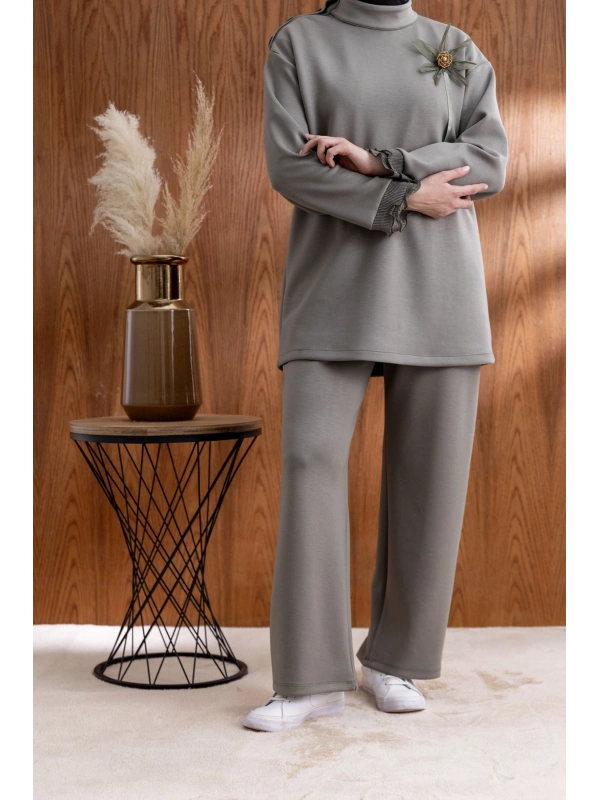 KOLU PİLİSE DETAYLI BROŞLU PANTOLONLU TAKIM - HAKİ