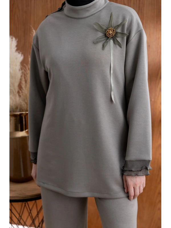 KOLU PİLİSE DETAYLI BROŞLU PANTOLONLU TAKIM - HAKİ