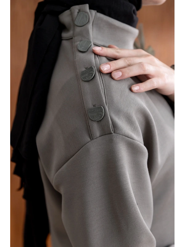 KOLU PİLİSE DETAYLI BROŞLU PANTOLONLU TAKIM - HAKİ