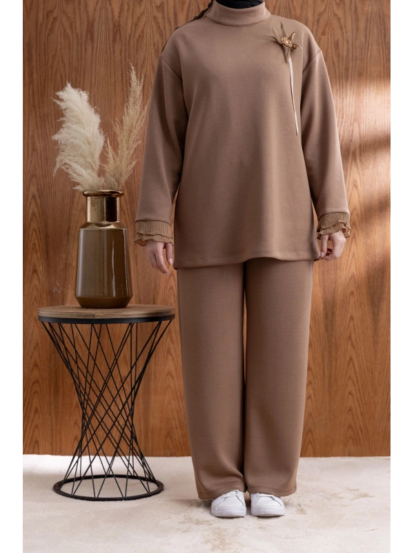 KOLU PİLİSE DETAYLI BROŞLU PANTOLONLU TAKIM - KOYU KAHVE